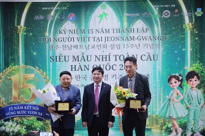 Ban tổ chức chương trình trao Kỷ niệm chương và Giấy ghi nhận cho các tổ chức, doanh nghiệp, cá nhân có nhiều đóng góp cho cộng đồng người Việt Nam tại Jeonnam-Gwangju.