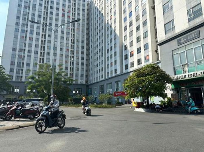 Người dân chung cư Hoa Phượng, phường Thới An chờ đợi việc cấp sổ hồng được triển khai rốt ráo