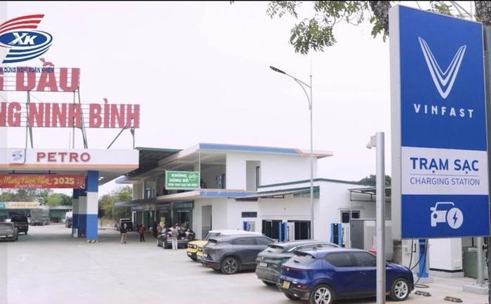 Trụ sạc xe điện tại Trạm dừng nghỉ Xuân Khiêm trên tuyến cao tốc Cao Bo - Mai Sơn. Ảnh: VIỆT HÙNG