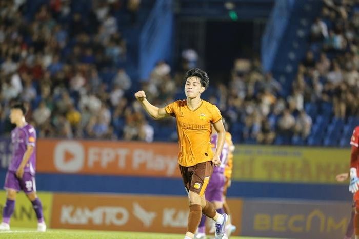 Cầu thủ Trần Gia Bảo của CLB Hoàng Anh Gia Lai được tạo điều kiện thi đấu ở V-League khi mới 17 tuổi. Hiện nay, anh là cầu thủ nhiều tiềm năng (Ảnh: QUỐC AN)