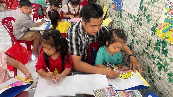 Thầy Nguyễn Khánh và lớp học “3 không”