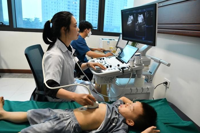 Trẻ em được khám sức khỏe tại Bệnh viện Nhi Hà Nội. Ảnh minh họa