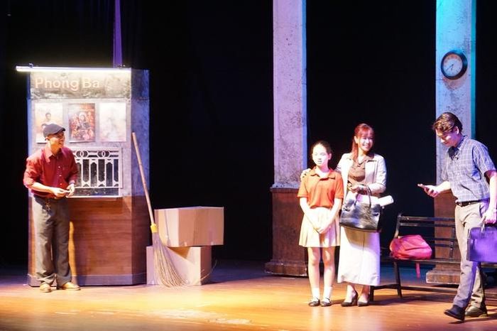 Một cảnh trong vở kịch "Hạ màn"