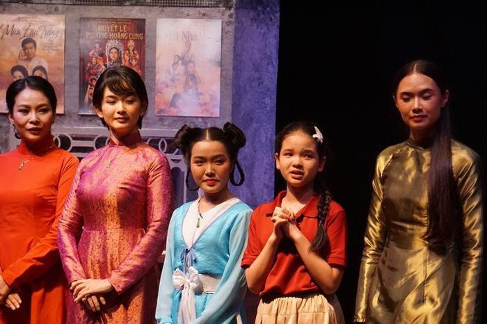 Các diễn viên trong vở "Hạ màn"