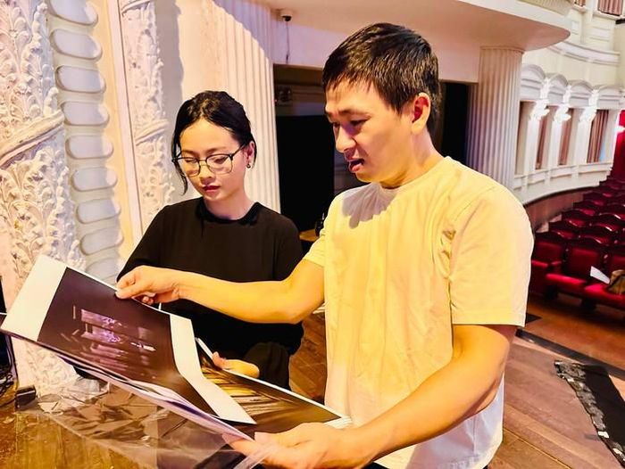 Kiến trúc sư Lê Thiện và họa sĩ Thái Dủ trao đổi về thiết kế mỹ thuật vở "Áo xưa dù nhàu"