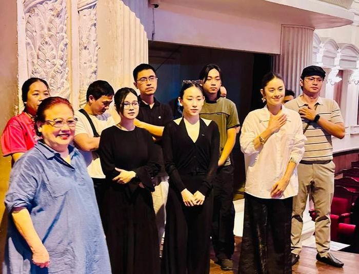 Đạo diễn Minh Nguyệt và ê kíp tham gia vở "Áo xưa dù nhàu"