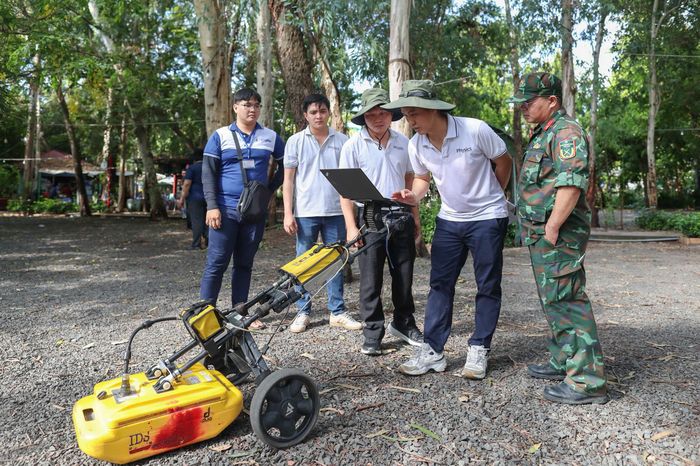 Nhóm của PGS.TS Lê Văn Anh Cường triển khai đo đạc, thu thập dữ liệu