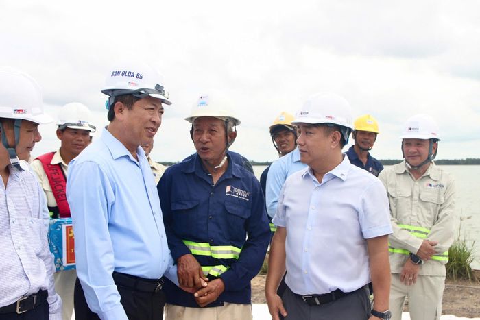 Bộ trưởng Bộ Xây dựng Trần Hồng Minh cùng đoàn công tác trao đổi với Chủ tịch Tập đoàn Đèo Cả đến kiểm tra tiến độ thi công cầu Đại Ngãi 1