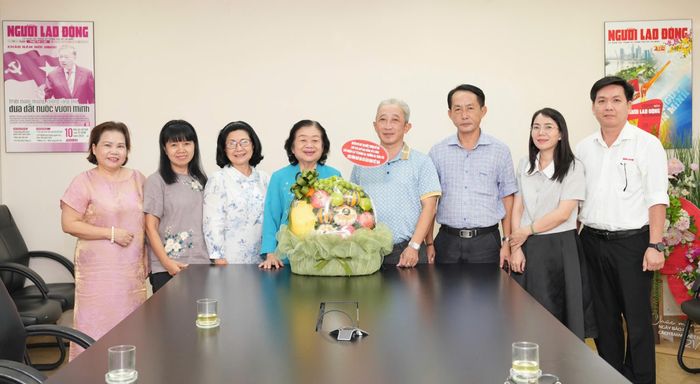 Nguyên Phó Chủ tịch nước Trương Mỹ Hoa đến thăm và chúc mừng Báo Người Lao Động nhân kỷ niệm 101 năm Ngày Báo chí Cách mạng Việt Nam (21.6.1925 - 21.6.2026). Ảnh: DUY PHÚ
