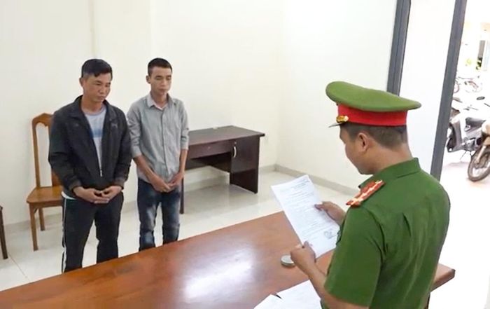 Cơ quan cảnh sát điều tra Công an tỉnh Khánh Hòa tống đạt quyết định khởi tố 2 đối tượng Nguyễn Trung Hiếu và Nhiêu Thắng Lộc.