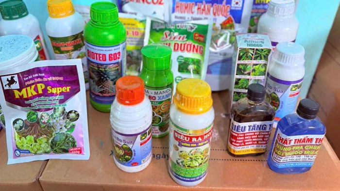 Các sản phẩm phân bón, thuốc bảo vệ thực vật giả lực lượng Công an thu giữ tại cơ sở.