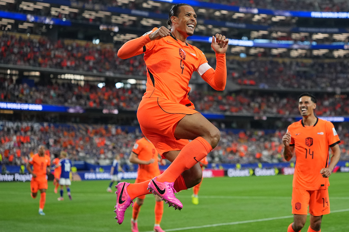 Van Dijk mừng bàn thắng mở tỷ số cho Hà Lan. Ảnh: AP 