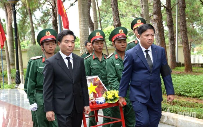 Đồng chí Nguyễn Doãn Anh, Ủy viên Trung ương Đảng, Phó chủ tịch Quốc hội và lãnh đạo tỉnh Đắk Lắk đưa hài cốt các liệt sĩ về nơi an nghỉ cuối cùng. 