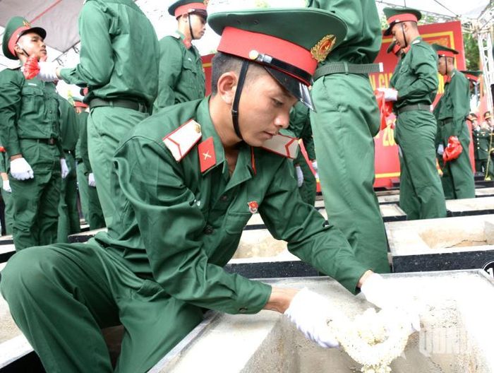  Mỗi phần mộ liệt sĩ đều được chăm sóc chu đáo.
