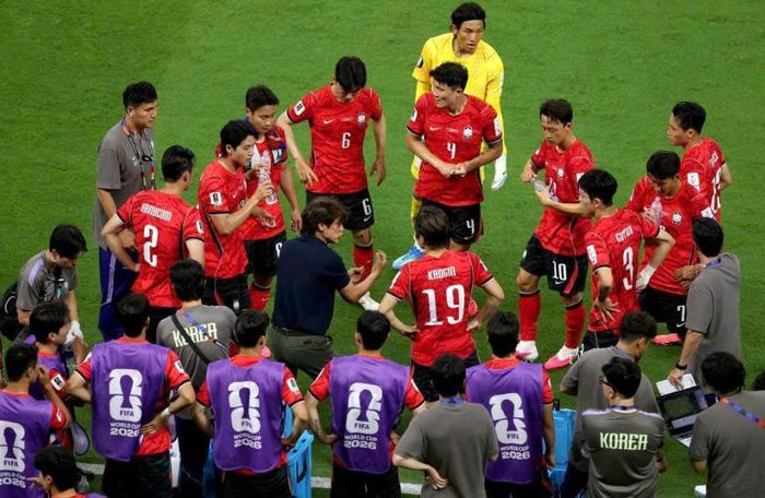 Đội tuyển Hàn Quốc uống nước giữa hiệp đấu, trong trận thắng đội tuyển Cộng hòa Séc 2-1. Ảnh: FIFA