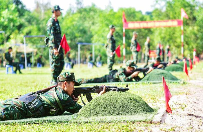 Chiến sĩ mới Lữ đoàn 77 thực hành kiểm tra bắn đạn thật bài 1.