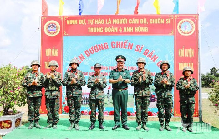 Trung tướng Lê Xuân Thế, Ủy viên Trung ương Đảng, Tư lệnh Quân khu 7 tặng “hoa bắn giỏi” cho chiến sĩ Trung đoàn 4 (Sư đoàn 5).