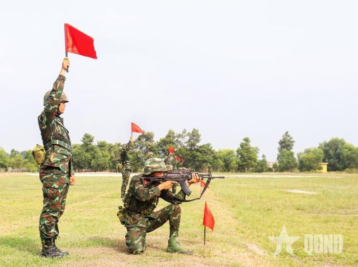 Chiến sĩ mới Sư đoàn 5 thực hành kiểm tra bắn súng bài 1.