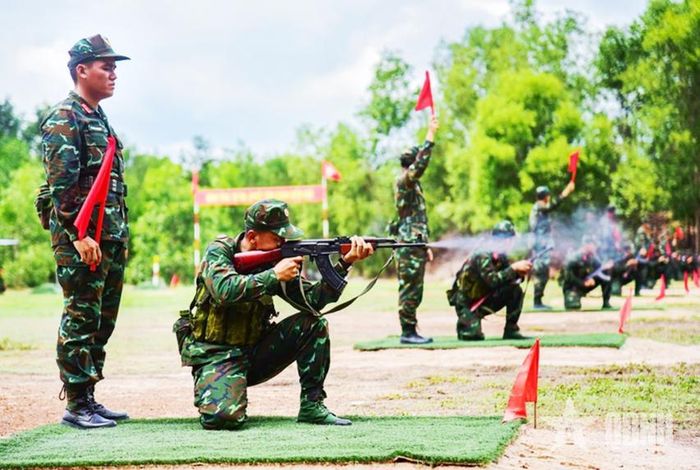 Chiến sĩ mới Lữ đoàn 77 thực hành kiểm tra bắn đạn thật bài 1.