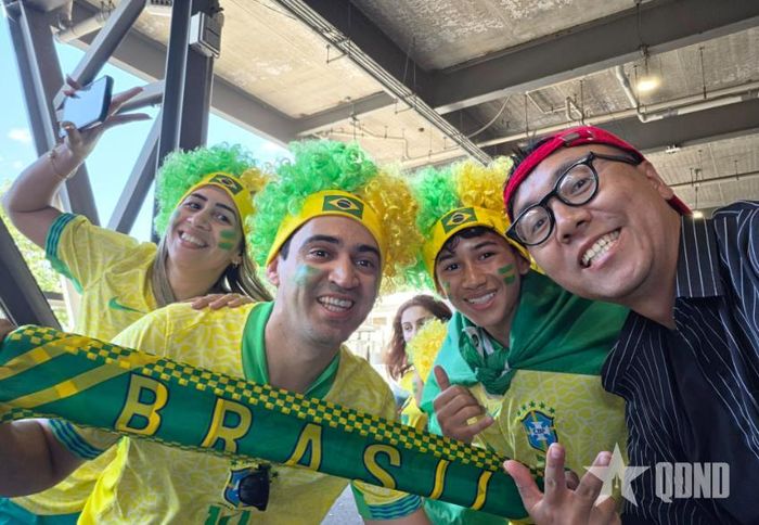 Tác giả bài viết (bên phải) cùng các cổ động viên Brazil trước trận đội tuyển Brazil gặp Morocco.