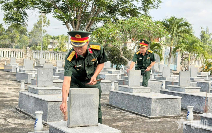 Cán bộ Ban CHQS xã Đông Sơn thắp hương tưởng niệm các liệt sĩ. 