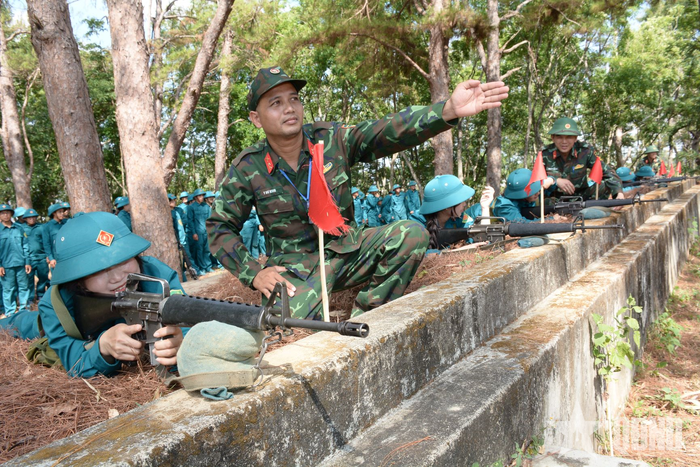 Đội ngũ cán bộ luôn sâu sát, tỉ mỉ trong quá trình huấn luyện. 