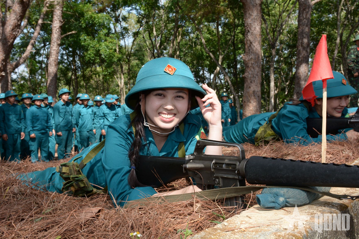  Niềm vui của chiến sĩ Giang Thanh Ánh Tuyết khi được cấp trên biểu dương vì ngắm bắn tốt.