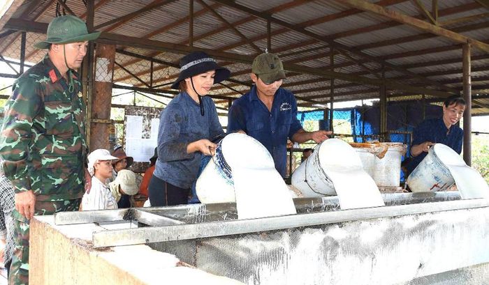  Công nhân của Đoàn Kinh tế-Quốc phòng 715 tập kết mủ cao su sau thu hoạch.