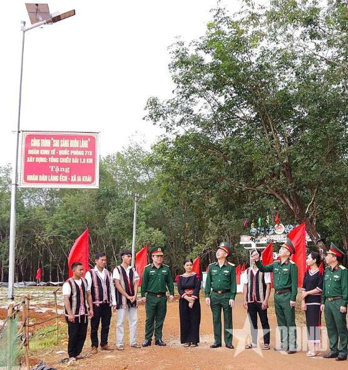  Đoàn Kinh tế-Quốc phòng 715 bàn giao công trình Sao sáng buôn làng tặng nhân dân làng Ếch, xã Ia Krái, tỉnh Gia Lai.