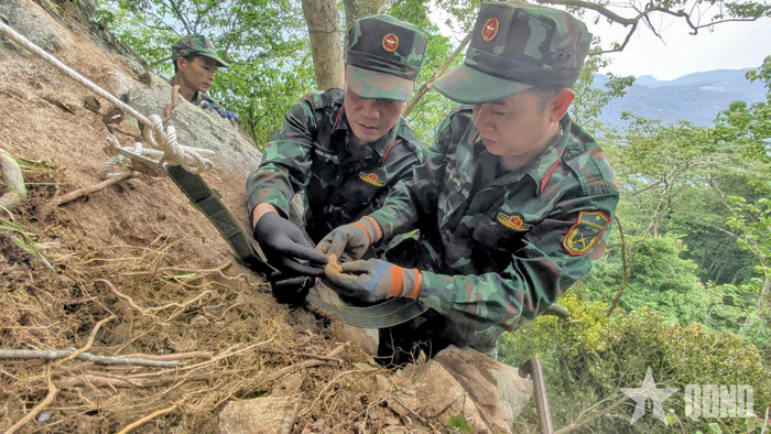 Đại tá Khổng Đình Tám, Chủ nhiệm Chính trị Quân khu 2 trực tiếp tham gia cất bốc hài cốt liệt sĩ.