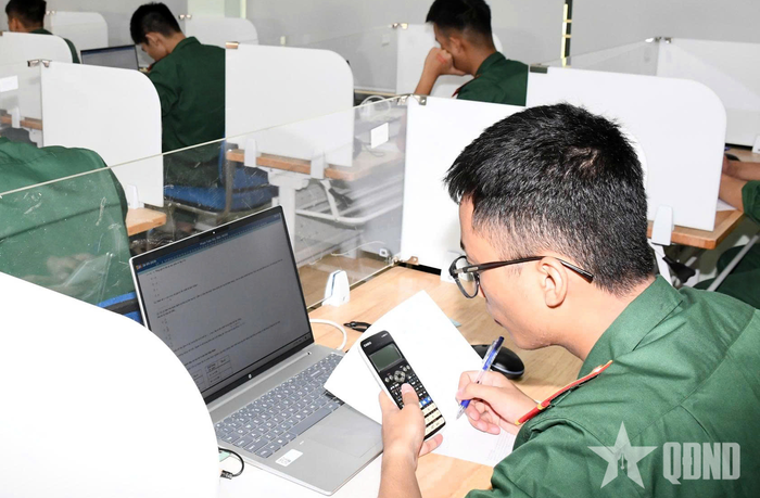 Học viên Học viện Kỹ thuật Quân sự tham gia thi thử trong chương trình vận hành thử hệ thống thi đánh giá năng lực.