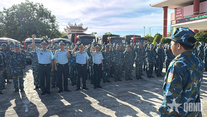 Lãnh đạo, chỉ huy Sư đoàn 375 cùng lực lượng giúp dân thể hiện quyết tâm tại lễ xuất quân.