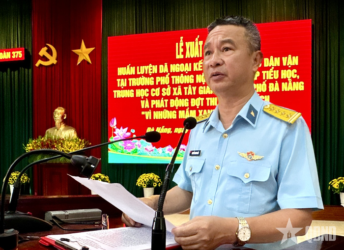 Đại tá Nguyễn Minh Đức, Bí thư Đảng ủy, Chính ủy Sư đoàn 375 giao nhiệm vụ cho đoàn công tác tại lễ xuất quân.