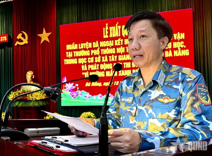 Đại tá Nguyễn Thanh Bình, Chủ nhiệm Chính trị Sư đoàn 375 phát động phong trào thi đua tại lễ xuất quân.