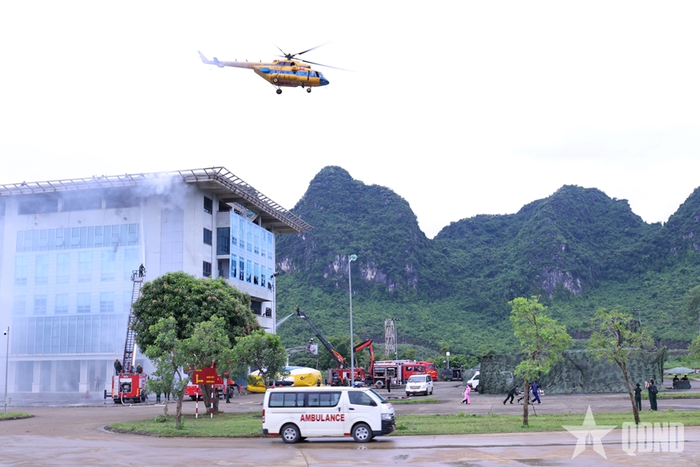 Các lực lượng hợp luyện tổng hợp diễn tập ứng phó tình huống khẩn cấp về y tế. Ảnh: qdnd.vn 