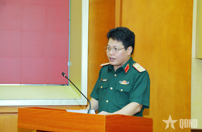 Thiếu tướng Nguyễn Đức Hải, Phó cục trưởng Cục Tài chính (Bộ Quốc phòng) trình bày báo cáo tại hội nghị.