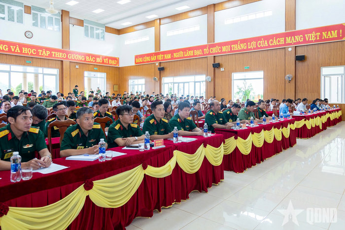 Các đại biểu dự khai mạc.