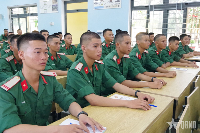 Chiến sĩ mới các đơn vị tham gia khai mạc huấn luyện nghiệp vụ vệ binh cụm 2 Quân khu 4 năm 2026. 