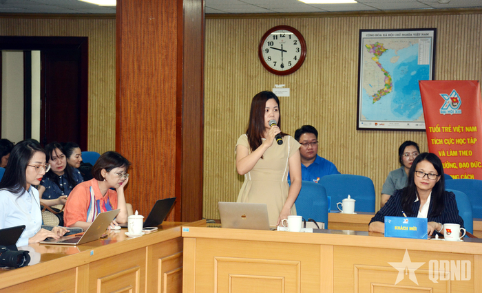  Phóng viên các cơ quan thông tấn, báo chí đặt câu hỏi về những nội dung liên quan tới đại hội tại buổi họp báo. 