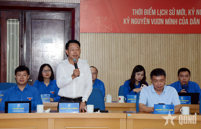 Nhà báo Phùng Công Sưởng, Tổng biên tập Báo Tiền Phong phát biểu cung cấp một số thông tin tại buổi họp báo. 