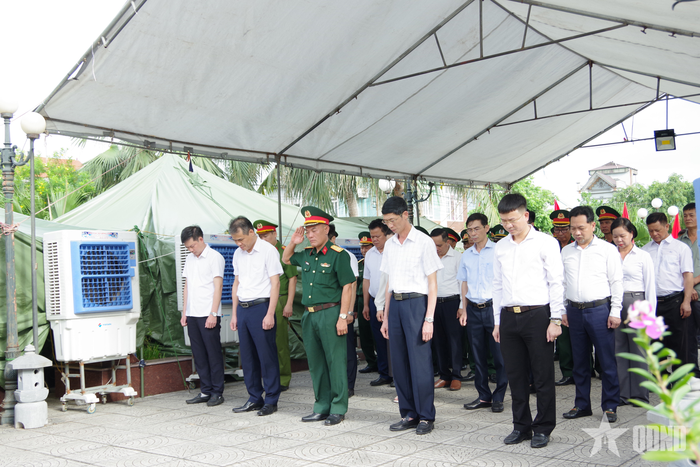  Các đại biểu dành phút mặc niệm tưởng nhớ các Anh hùng liệt sĩ.