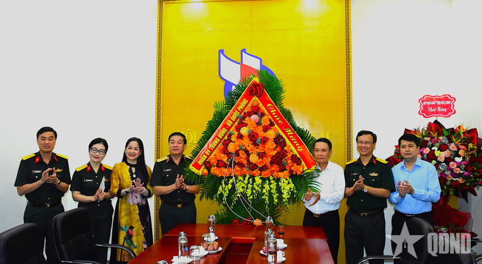 Thượng tướng Trương Thiên Tô thăm, chúc mừng Hội Nhà báo Việt Nam. 