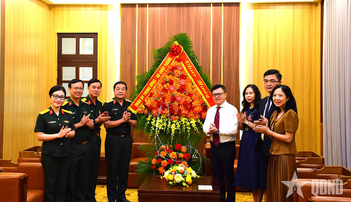 Thượng tướng Trương Thiên Tô thăm, chúc mừng Báo Nhân Dân.