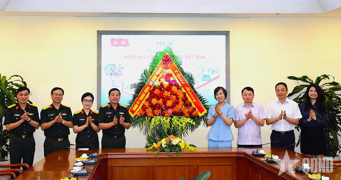 Thượng tướng Trương Thiên Tô thăm, chúc mừng Thông tấn xã Việt Nam. 