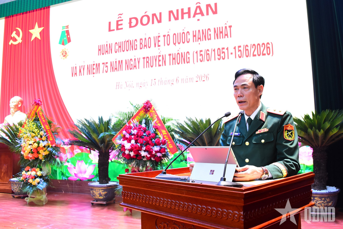  Trung tướng, GS, TS Phan Tùng Sơn, Giám đốc Học viện Hậu cần trình bày diễn văn kỷ niệm. 