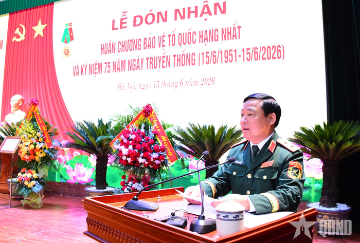 Trung tướng Dương Đức Thiện, Chính ủy Học viện Hậu cần phát biểu tại lễ kỷ niệm. 