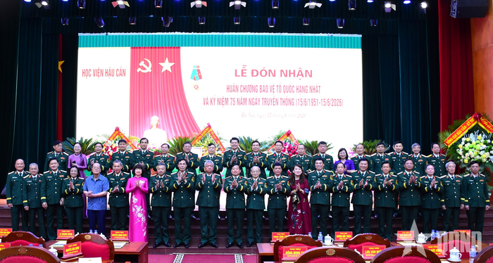 Các đại biểu dự lễ kỷ niệm chụp ảnh chung. 