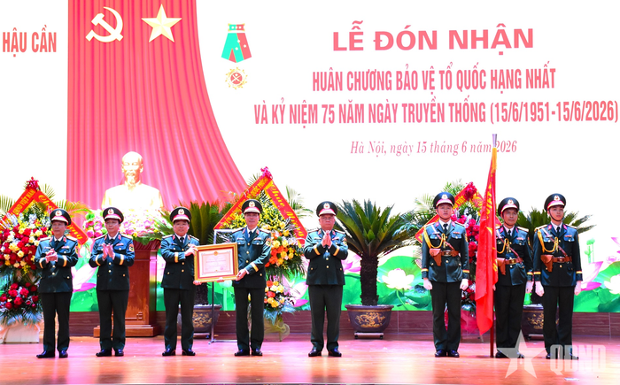 Thừa ủy quyền của Chủ tịch nước, Thượng tướng Nguyễn Quang Ngọc trao Huân chương Bảo vệ Tổ quốc hạng Nhất tặng Học viện Hậu cần. 