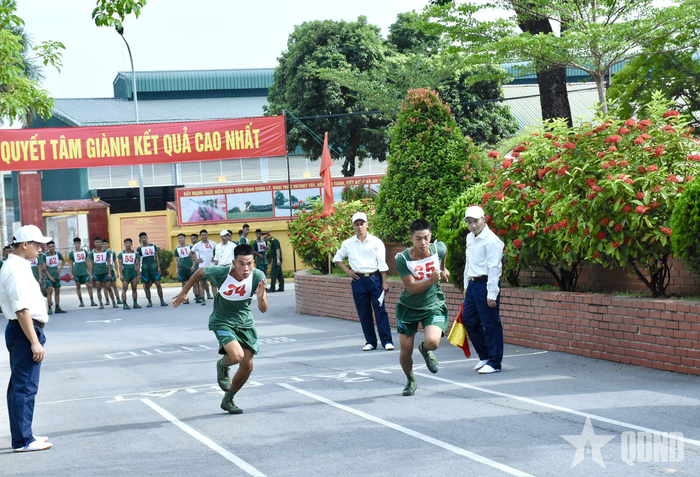 Thi đấu môn chiến sĩ khỏe. 