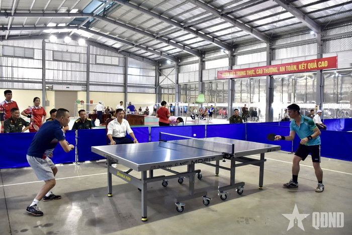 Tranh tài môn bóng bàn. 